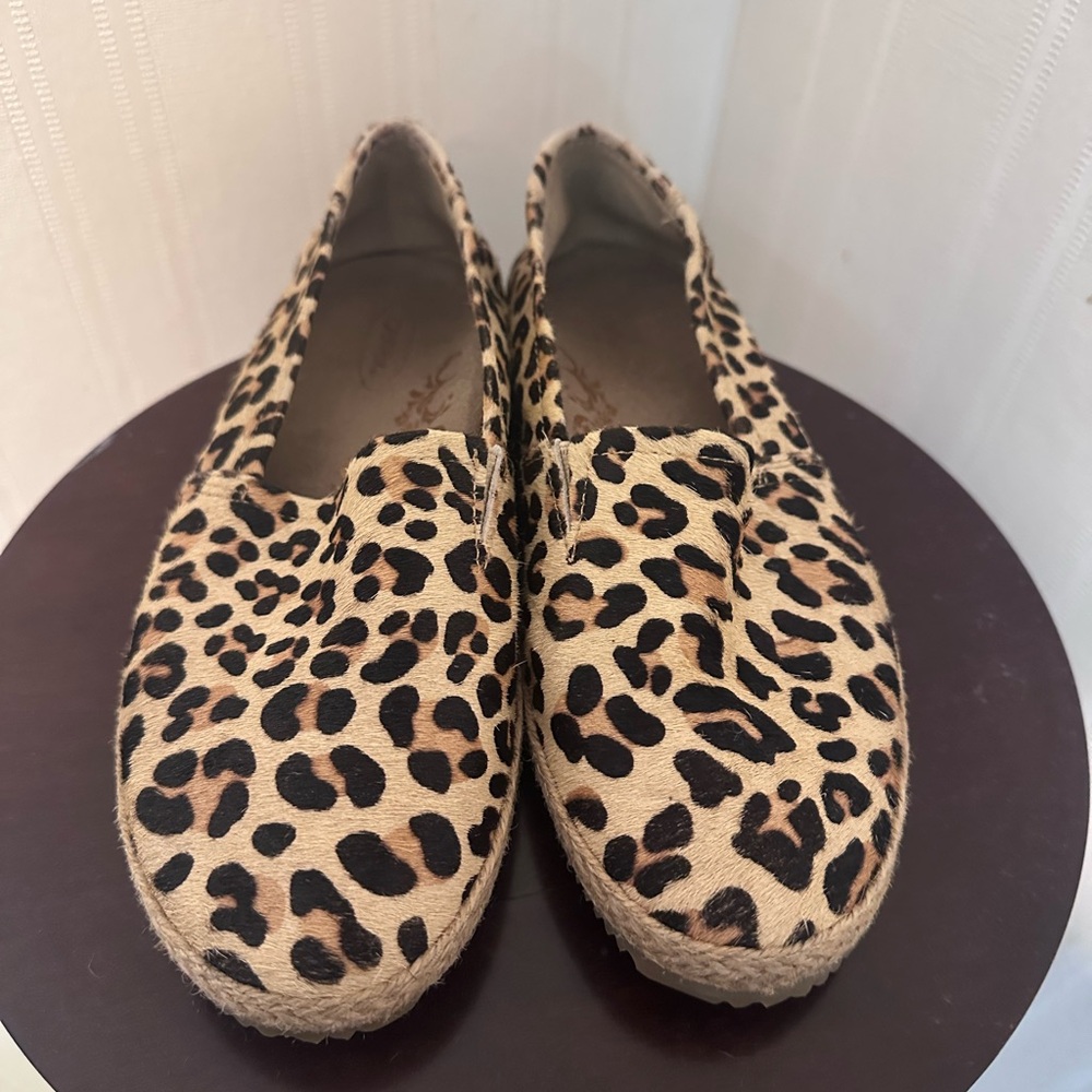AETREX Leopard Print Women's Flats with inbuilt arch support Sz 7